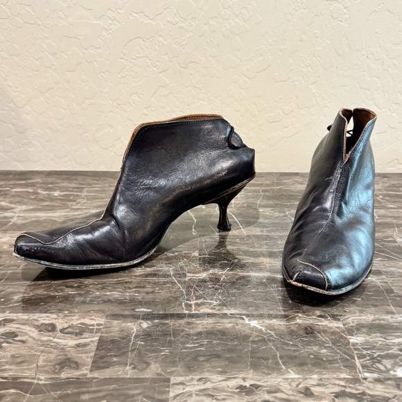 Cydwoq Skate Leather Kitten Heels - Picture 14 of 15